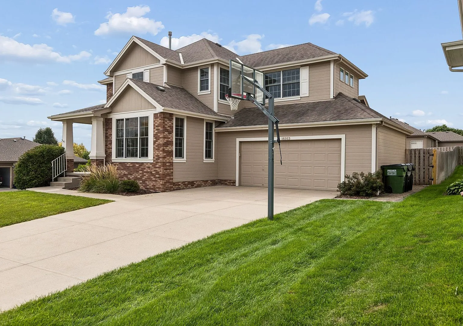Gorgeous 4 Bedroom In The Grove!! — Photo 3