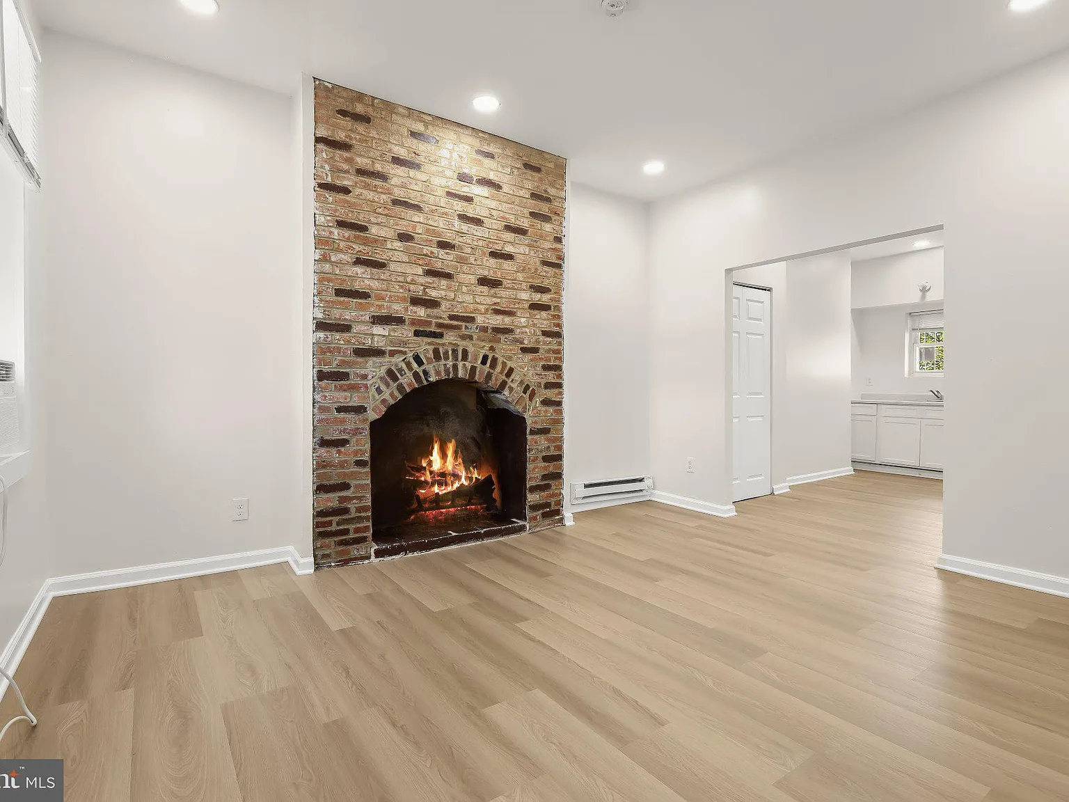 2 bed, 1.0 bath, 993 sqft, $1,200 — Photo 3