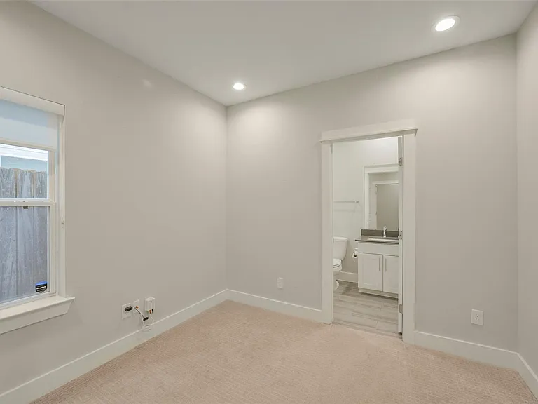 760 W Donovan St — Photo 5