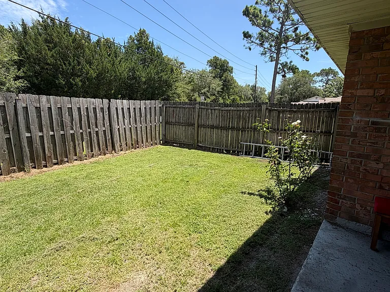 411 Baltic Ct — Photo 23