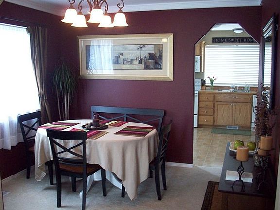 Formal Dining w/crown molding