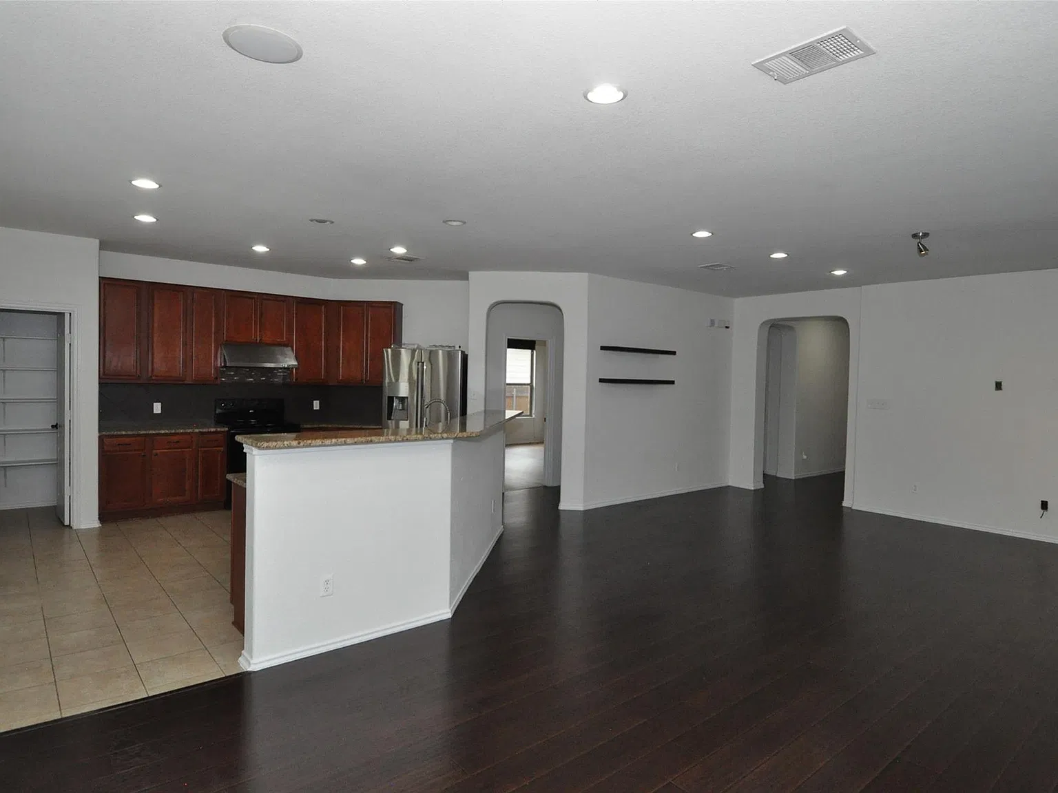 3 bed, 2.0 bath, 1879 sqft, $2,000 — Photo 4