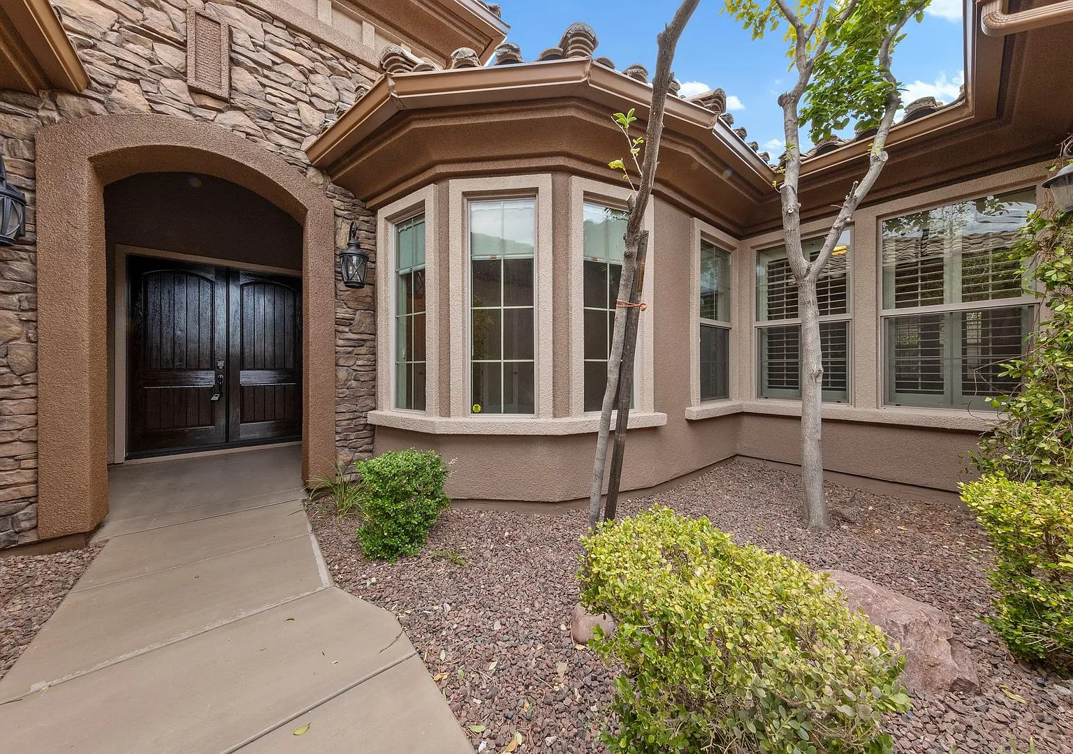 Luxurious Single-Story Estate in Guard-Gated Club at Madeira Canyon with Stunning Designer Finish... — Photo 1