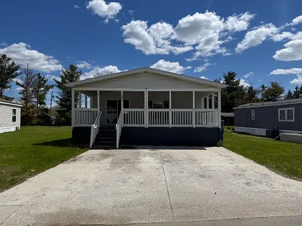 2931 Pike St, Brighton, MI 48114