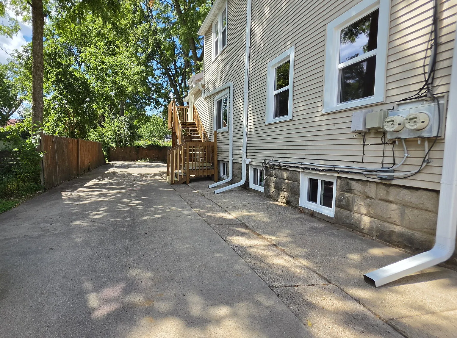 2 bed, 1.0 bath, 757 sqft, $850 — Photo 2