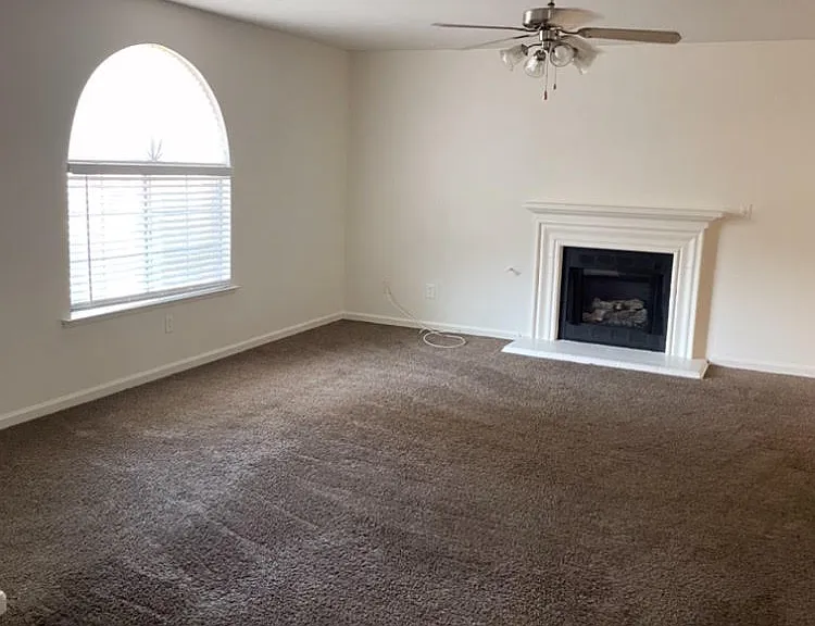 527 Grundy Ave — Photo 2