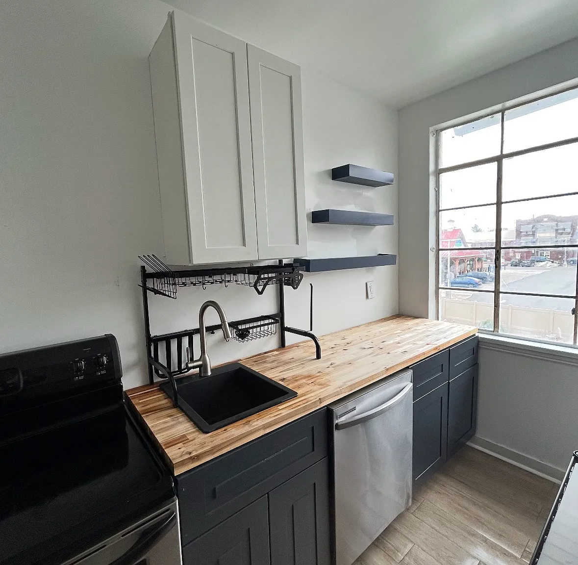 3 bed, $1,300 — Photo 2