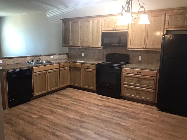 1914 Daisy Way — Photo 4