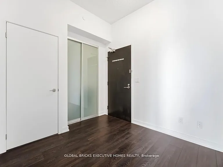 297 College St #506 — Photo 2