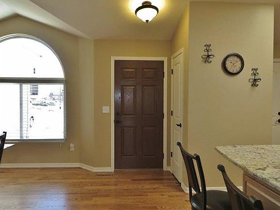 Hardwood Floor, Central Air, 9 Ft & Vaulted Ceilings!