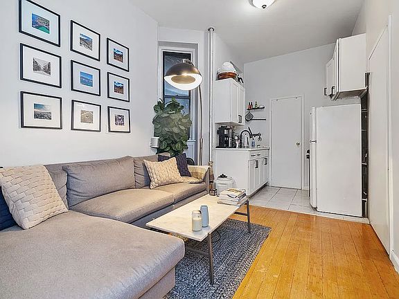4th image of 242 Mulberry St Frnt 1