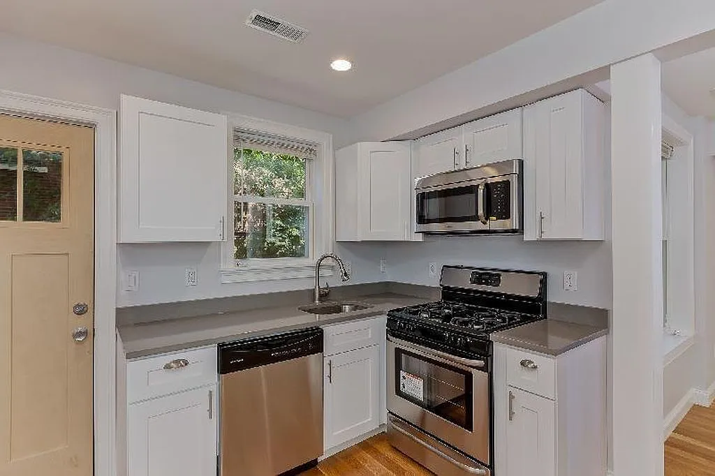 4 bed, $6,800 — Photo 1