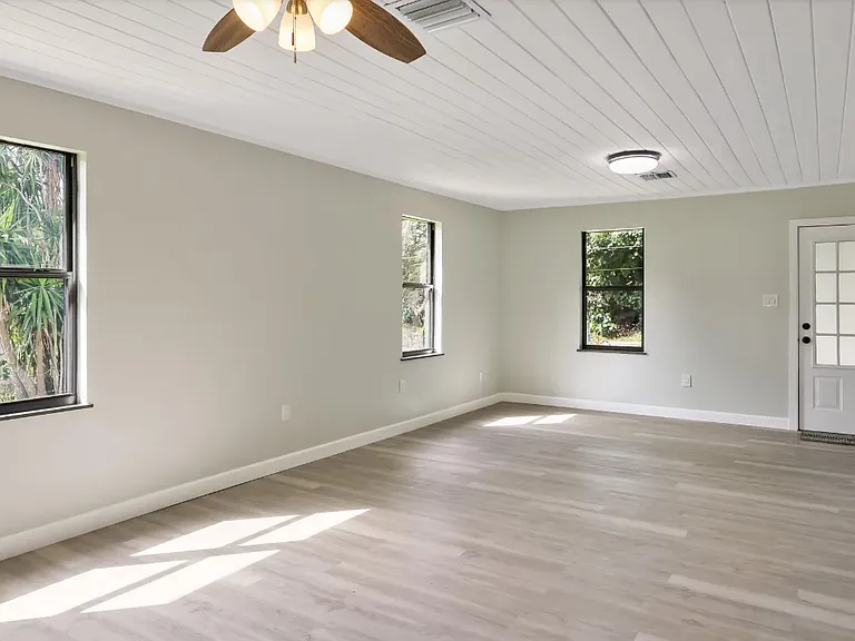 3303 Avenue F — Photo 8