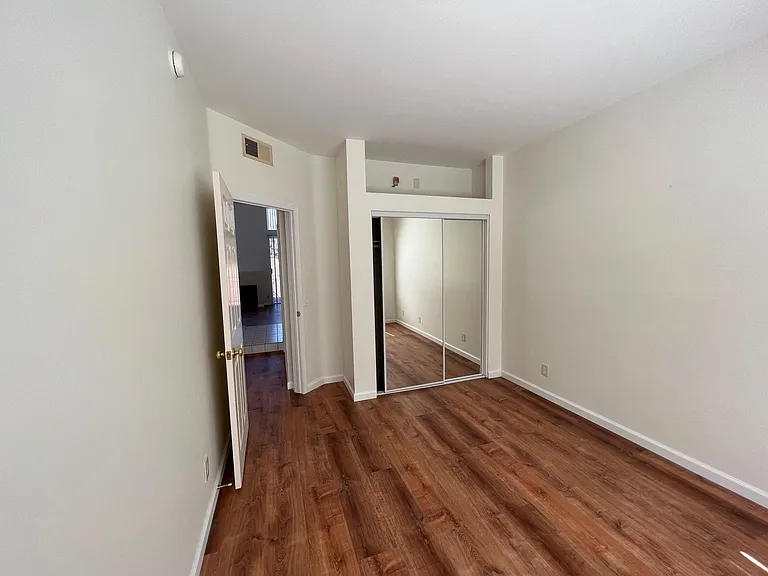 Bedroom w. Closet