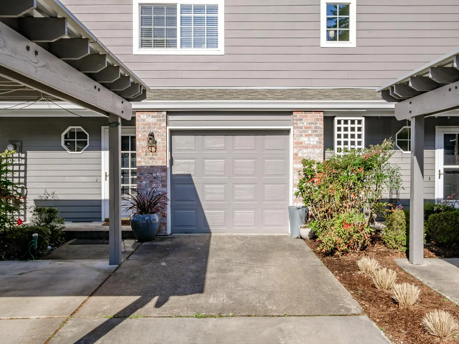 2215 Crestview Dr S — Photo 2