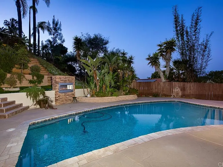812 Crest Dr — Photo 32
