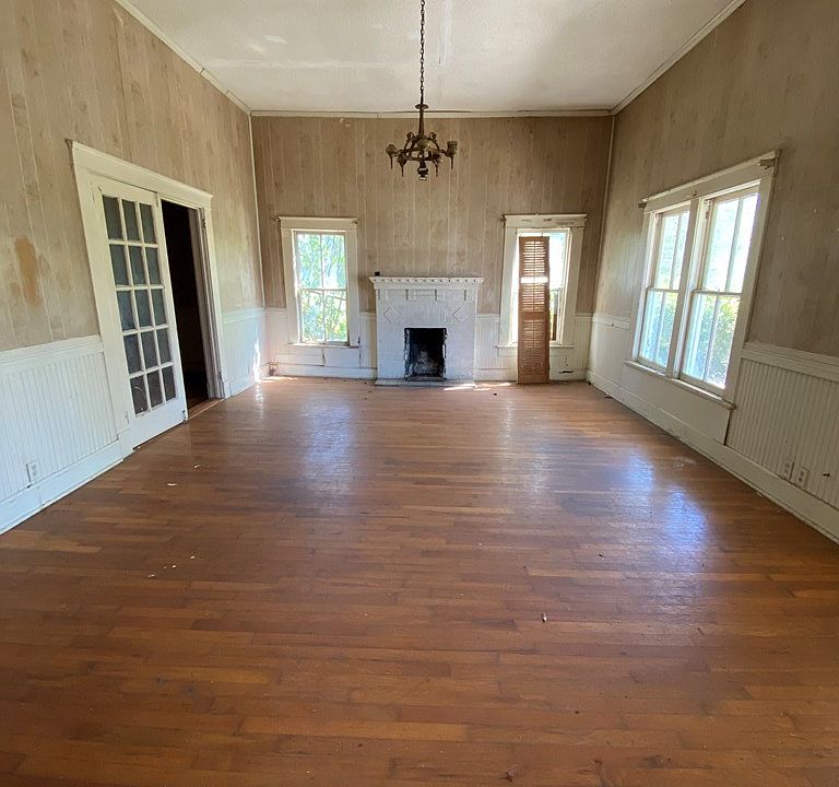 4th image of 356 E Pine St