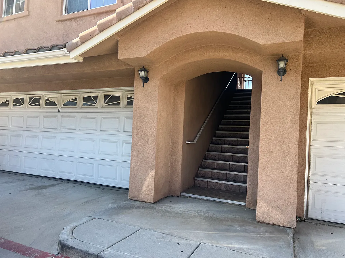 Building Photo - 8441 Oleander Ave #B