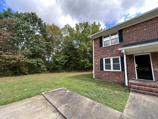 2 bed, 1.5 bath, 1000 sqft, $975 — Photo 2
