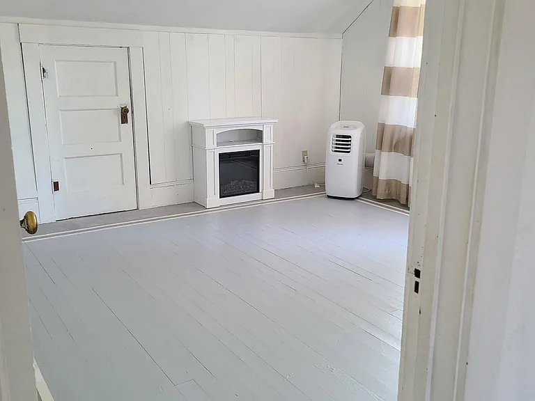 Ceiling fans throughout the home. Lots of light. Great as an upstairs office or large bedrooms.