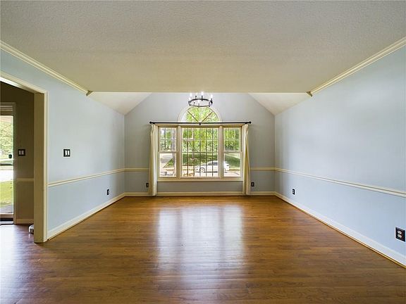 5th image of 530 Edgewood Dr