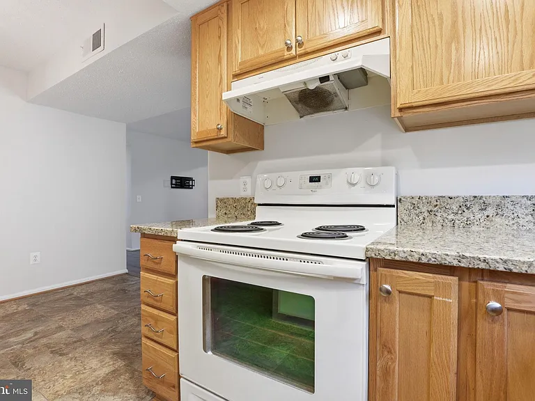 119 Fort Evans Rd SE #B — Photo 8