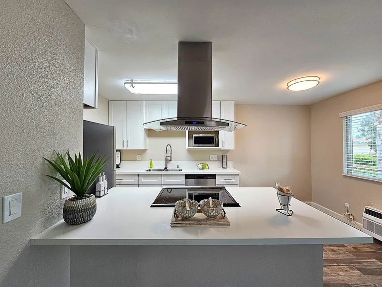 Parklane Apartments — Photo 25