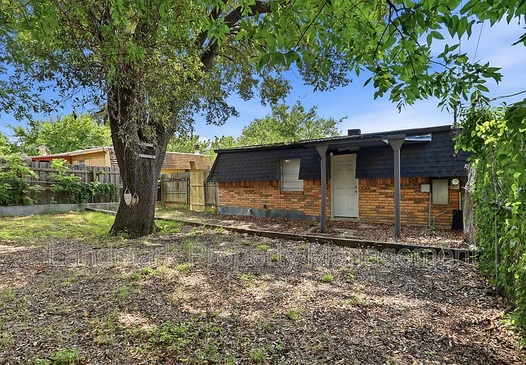 6811 Trail Lake Dr — Photo 25
