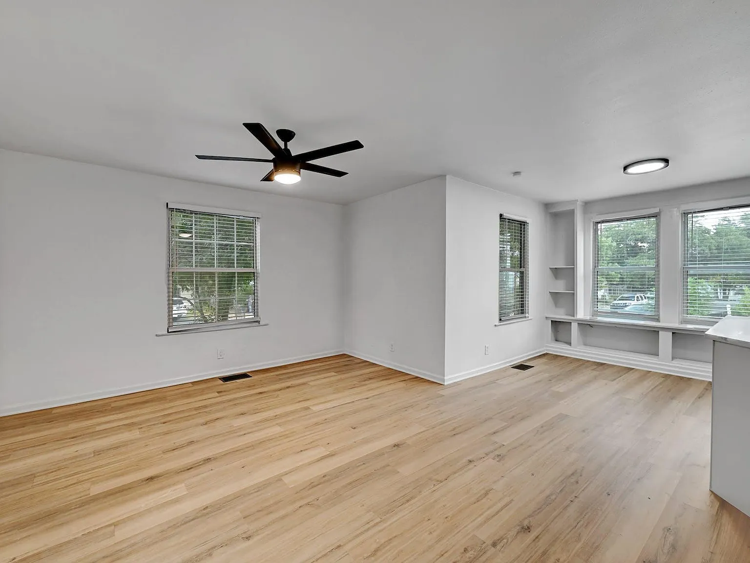8 bed, 2690 sqft, $15,600 — Photo 4