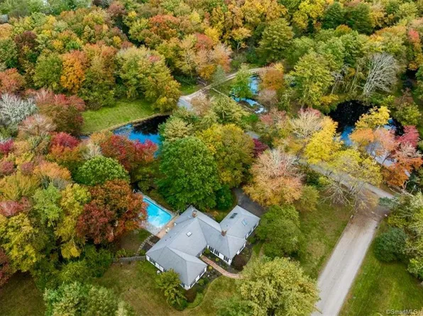 9 Tantummaheag Road, Old Lyme, CT 06371