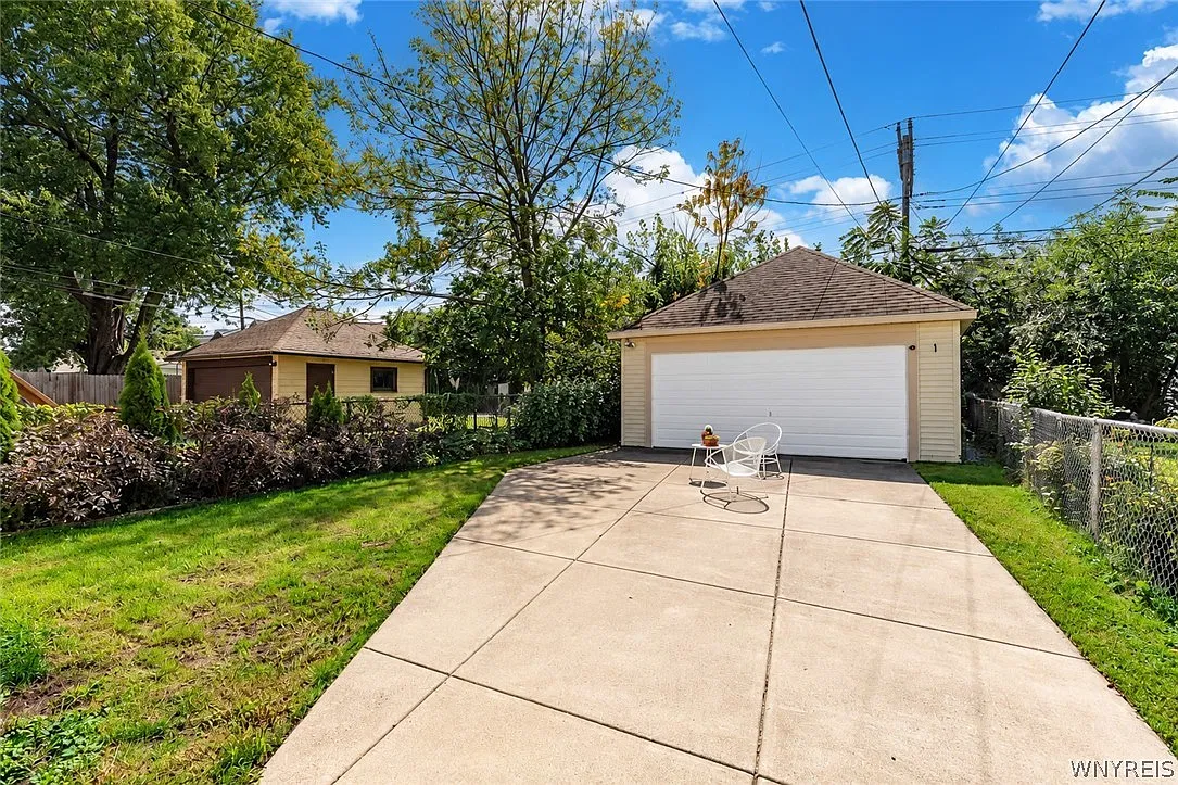 3 bed, 1.5 bath, 1722 sqft, $2,400 — Photo 2