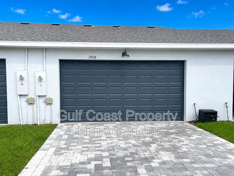 3 bed, 2.5 bath, 1706 sqft, $3,100 — Photo 2