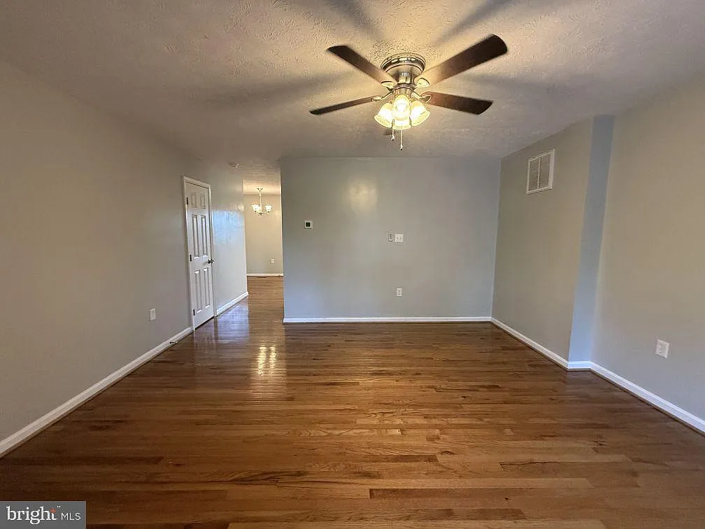 3 bed, 1.5 bath, 1200 sqft, $1,750 — Photo 2