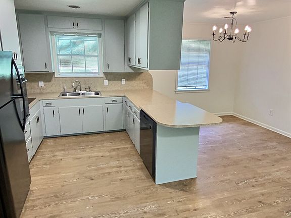 Kitchen and breakfast area