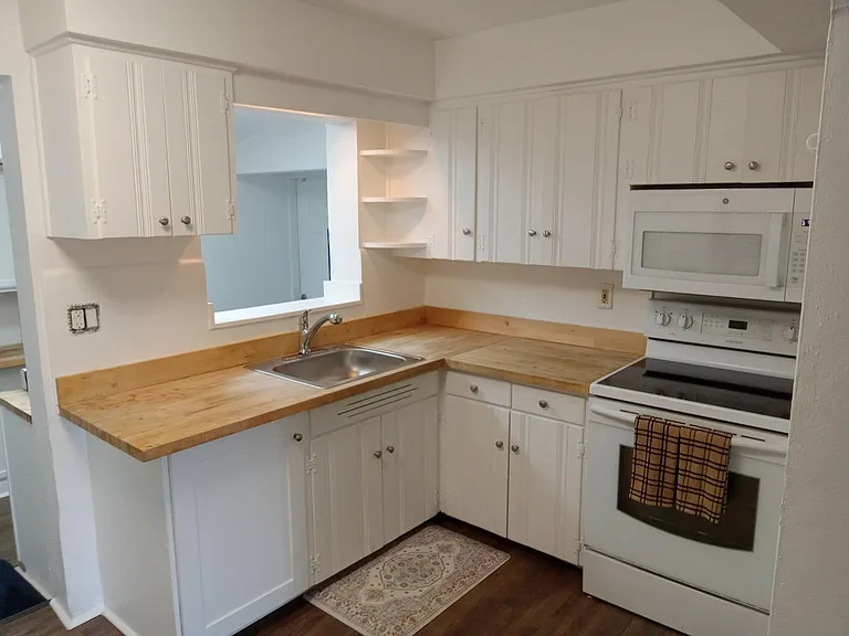 2575 SE 1st Ct — Photo 3