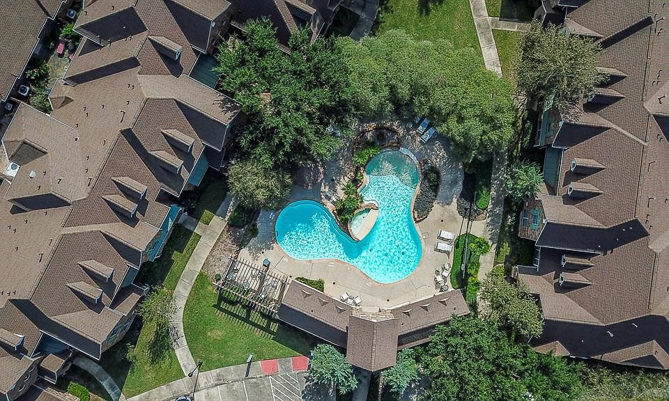 1st image of 207 Iris Park Ct