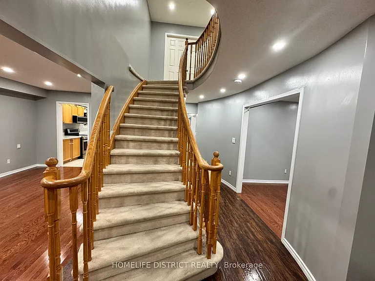 1100 Ashgrove Cres — Photo 43