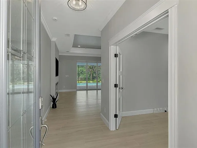2129 Lorraine Dr — Photo 6