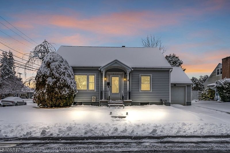 1st image of 593 Corliss Ave