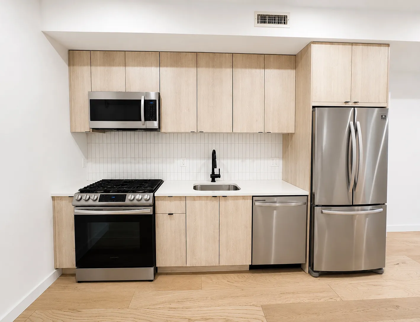 2 bed, 790 sqft, $2,400 — Photo 1