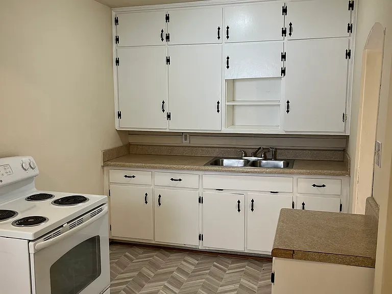 Kitchen (range furnished)