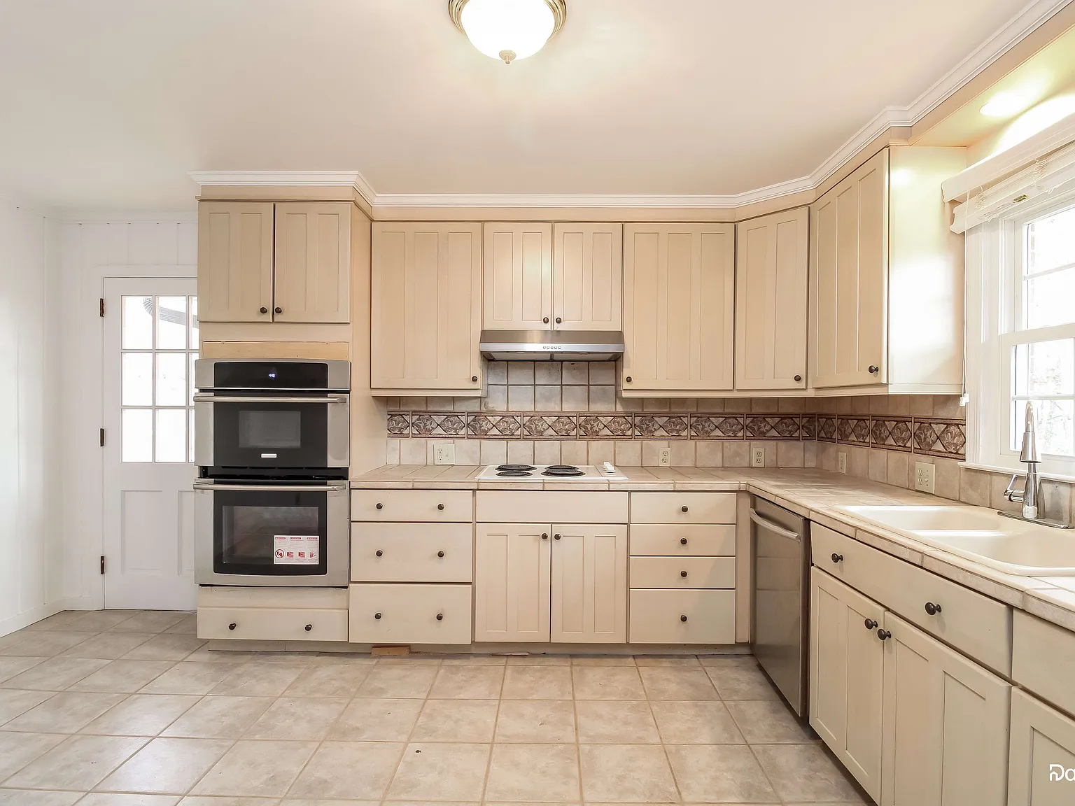 3 bed, 2.5 bath, 2706 sqft, $2,175 — Photo 3