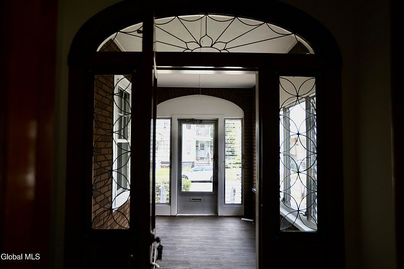 3rd image of 905 Shaw Street