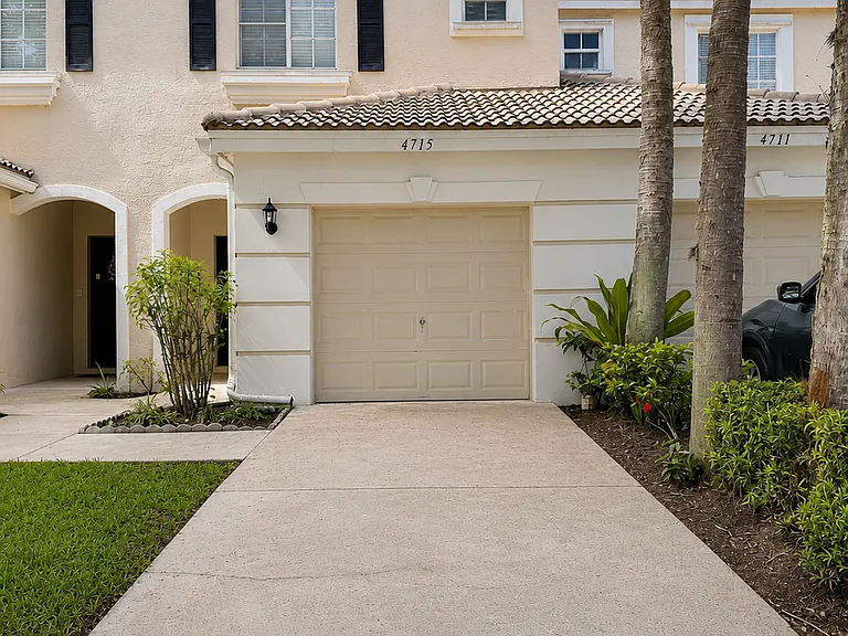 4715 Palmbrooke Cir — Photo 1