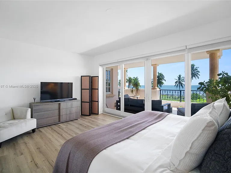 19234 Fisher Island Dr #19234 — Photo 23