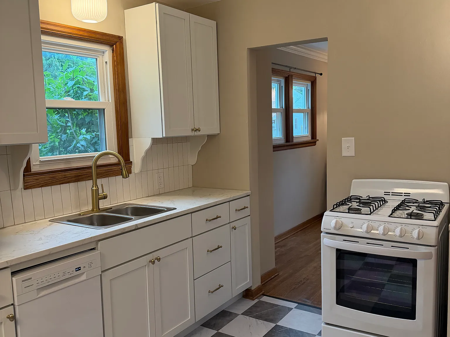 1 bed, 1036 sqft, $1,350 — Photo 2