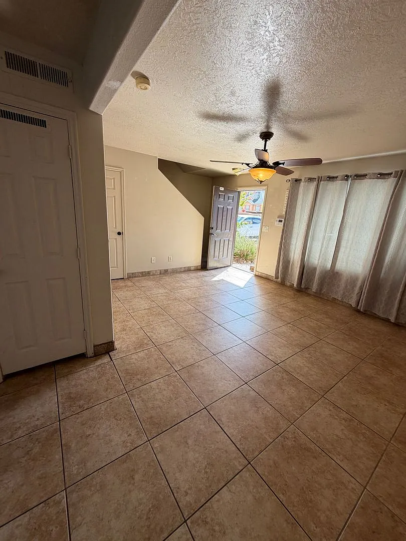 Charming two bedroom townhome prime location!! — Photo 3