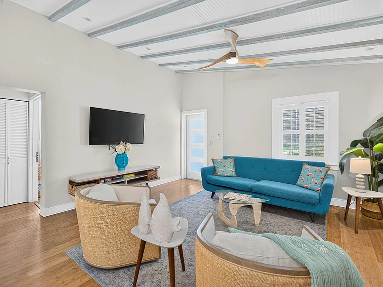 601 NE 14th Pl — Photo 3