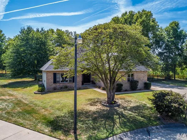 355 Kingsbury Ct, Highland, IL 62249