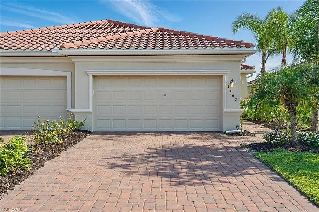 3 bed, 2.0 bath, 1417 sqft, $2,200 — Photo 2